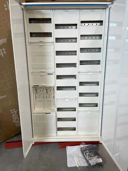 Hager Zählerschrank 2x eHZ Zählerfeld + 1x Verteilerfeld + 1x Verteilerfeld mit APZ-Raum 1400mm, ZB53S